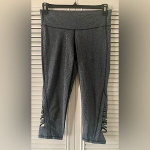 Athleta Women’s Quest Criss Cross Chaturanga Capri Gray/Black SZ M
